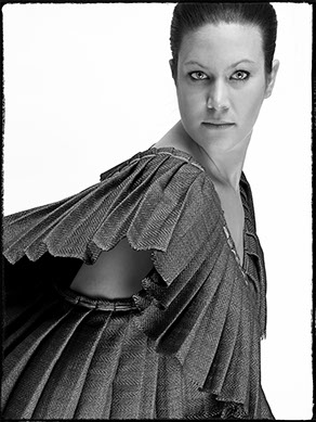 Modele feminin présente un vêtement haute-couture