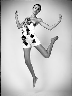 Modele feminin présente un vêtement haute-couture