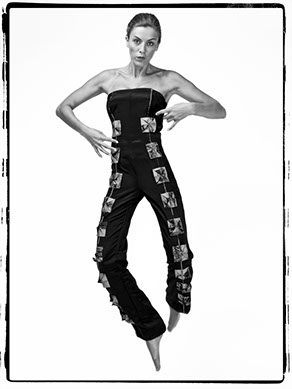 Modele feminin présente un vêtement haute-couture