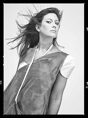 Modele feminin présente un vêtement haute-couture