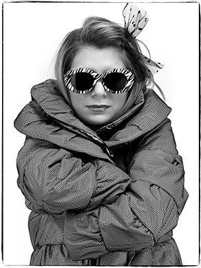 Modele feminin présente un vêtement haute-couture