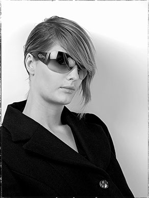 Modele feminin présente un vêtement haute-couture